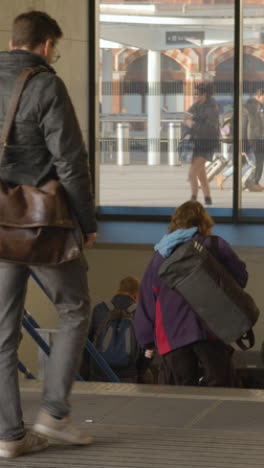 Vertikales-Video-Vom-Eingang-Zur-Unterirdischen-U-Bahnstation-King&#39;s-Cross-In-London,-Großbritannien,-Mit-Pendlern